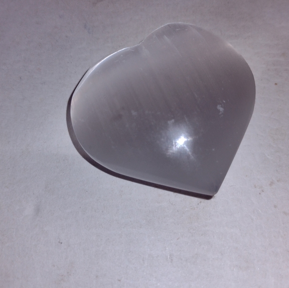Worry stone - palm rubbing stone - selenite - heart shapped - Picture 4 of 6